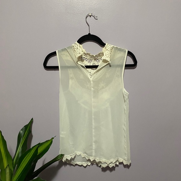 Lace Sleeveless Top - Picture 2 of 4